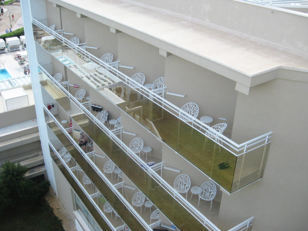 Mobiliar auf den Balkonen